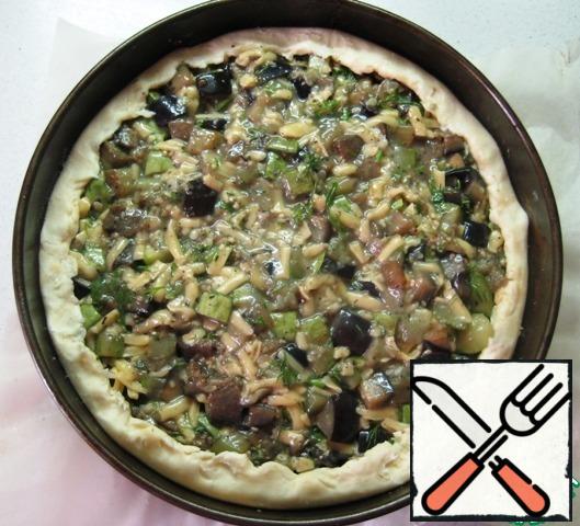 Put the vegetable filling and send the pie to bake in a preheated oven to 190 degrees for 55-60 minutes (we focus on the Golden top of the filling and dough, the features of your oven). Remove the finished pie from the oven and let it cool.