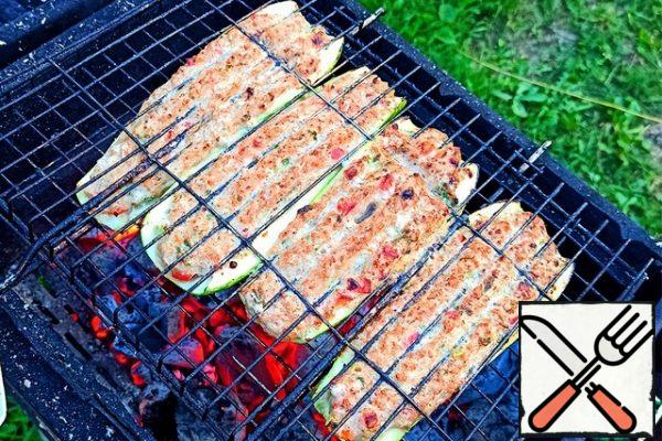 In high heat (even better with fire, just watch carefully), fry the side with minced meat, until a crust forms.
