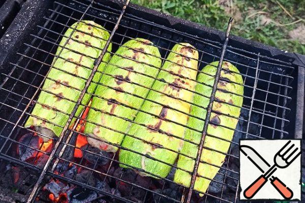Then fry as usual, turning until the zucchini is ready (minced meat is prepared faster). I never grill zucchini until it's completely soft, always leave a little crunch)