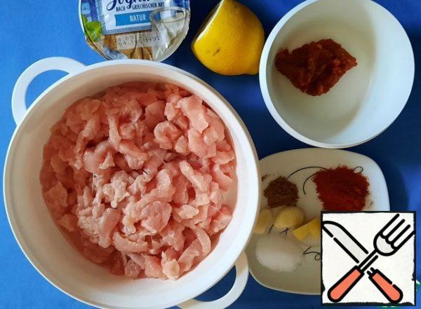 Prepare products for marinating chicken.
Cut the chicken fillet into long strips.