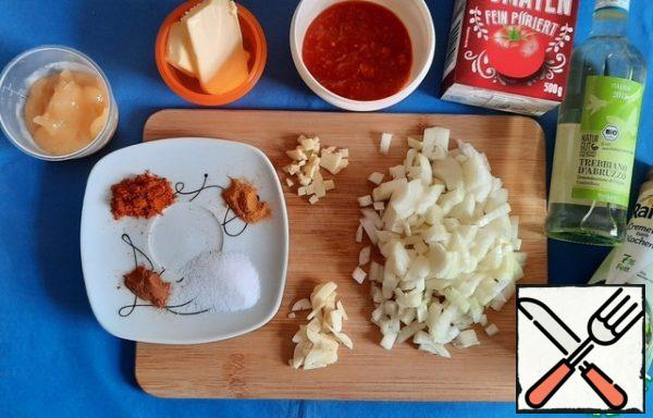 Prepare the ingredients for the sauce.
One onion is finely chopped, garlic and ginger are also finely chopped (I cut into small washers, we love when we come across pieces)