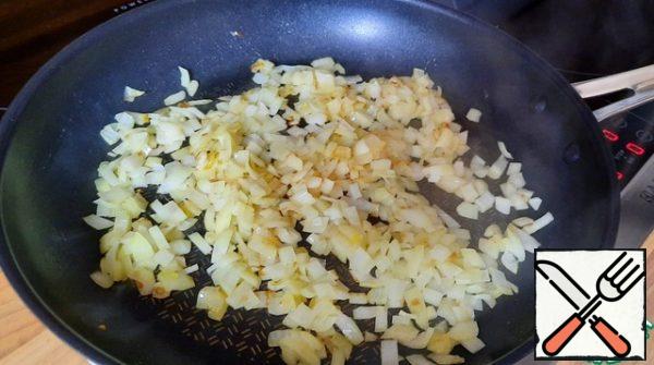 Turn the oven on 200 degrees.
Melt 25 grams of butter, fry the onion, garlic and ginger.