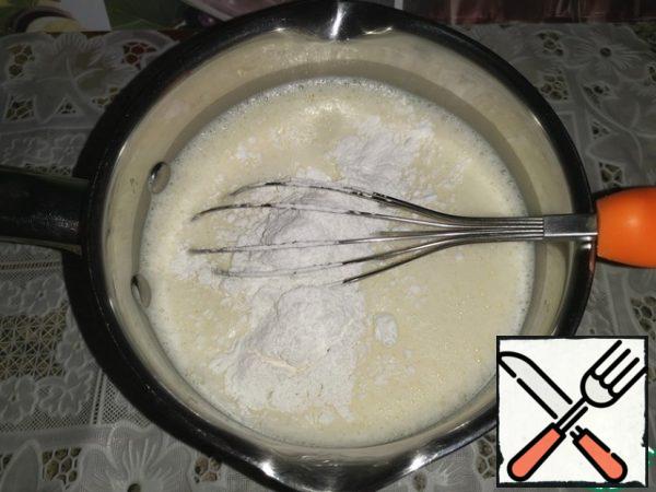 Sift the flour. Then pour in the milk and shake with a whisk.
In several steps, add the rice flour, each time beating well with a whisk so that there are no lumps.