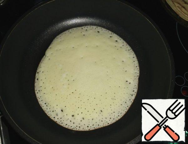 Heat a good frying pan and bake pancakes.
!! Pancakes are baked at lightning speed! If you don't want to eat rice cardboard))), don't clap your ears!!!