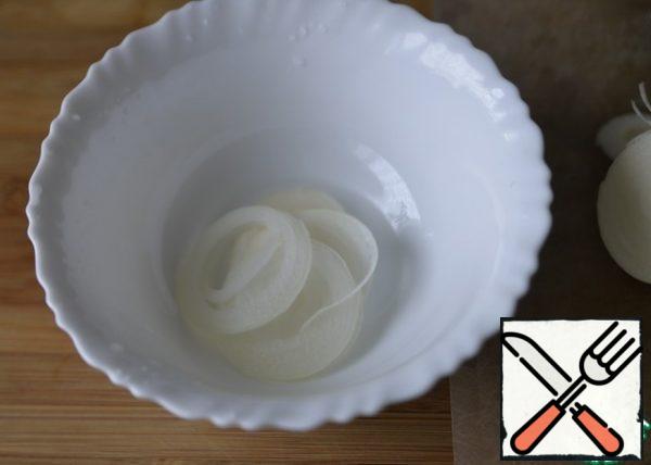 At the same time, cut the onion into thin rings, sprinkle with vinegar and set aside to marinate.