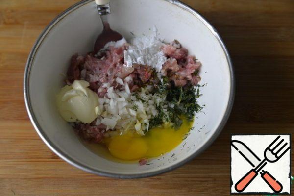 To the chopped Turkey, add finely chopped: onion, garlic, dill. Add egg, starch, mayonnaise (or sour cream, yogurt), salt, pepper mixture.