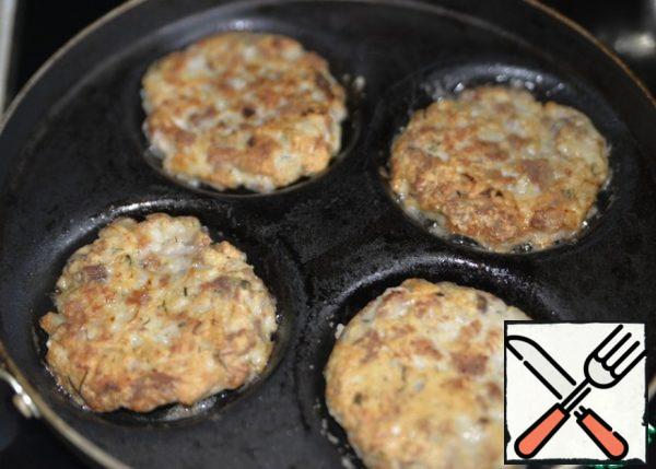 Fry the cutlets on medium heat on both sides for about 12 minutes.
