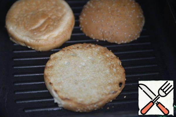 Dry the bread in a grill pan, all parts except the top and bottom.