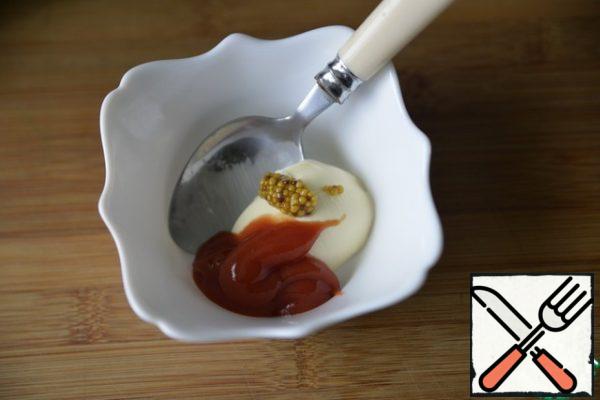 Preparing the sauce. Mix mayonnaise, ketchup and mustard with grains.