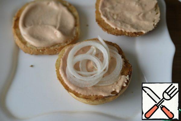 On the lower part, put the pickled onion on the sauce.