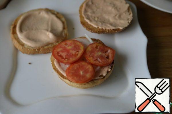 Next, put the tomato cut into rings.