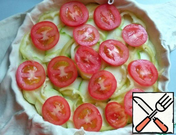 Wash the tomatoes, cut them into small circles and spread them on top of the pepper.
