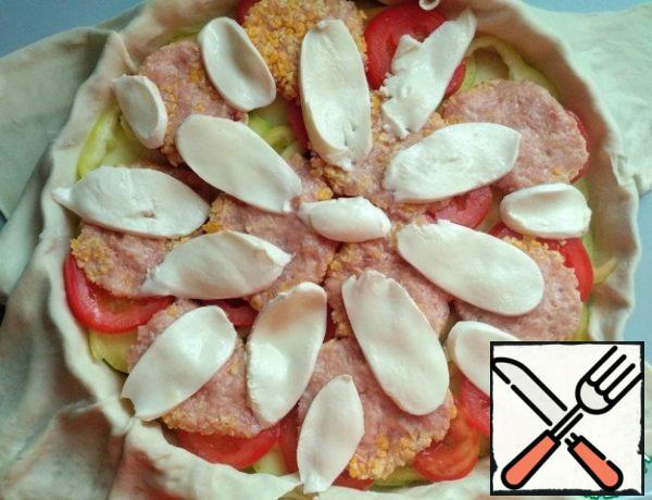 Then cut the mozzarella into slices and spread out.