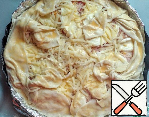 Randomly wrap the edges of the pizza. Top the dough with egg yolk. Cook in the oven, preheated to 180 gr., 30-35 min., until Golden.