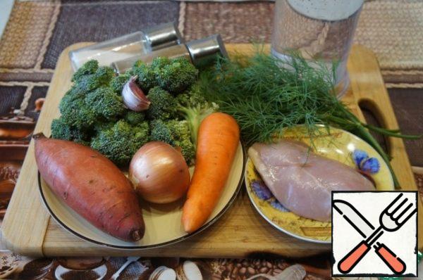 Prepare the products. Wash the meat. Wash the carrots, sweet potatoes and broccoli under running water, and peel the onion and garlic. Wash the dill and shake off the water.