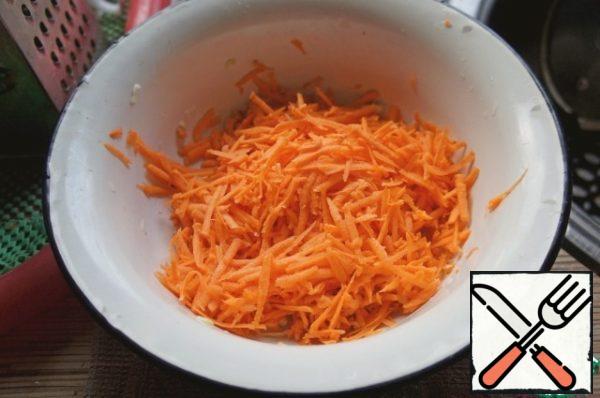 Wash, peel and grate the sweet potatoes.