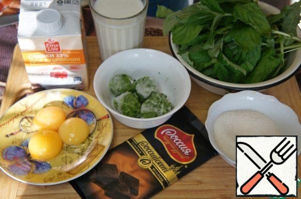 Prepare the products. Separate the yolks from the whites. Proteins can be frozen, in this recipe they will not be needed.