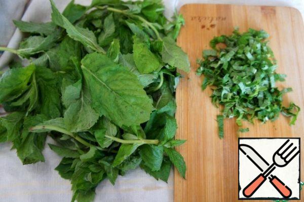 Break off the leaves and cut them into thin strips.