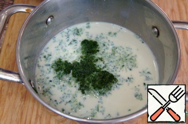 After an hour, strain the milk, removing all the leaves and add the spinach. Bring to a boil and cook over low heat for about 5 minutes.