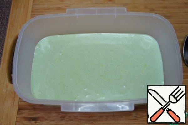 Pour the finished mass into a container and put it in the freezer. Every 40-50 minutes, take out the container and thoroughly mix the mass with a whisk or mixer at low speed, especially at the walls of the container.