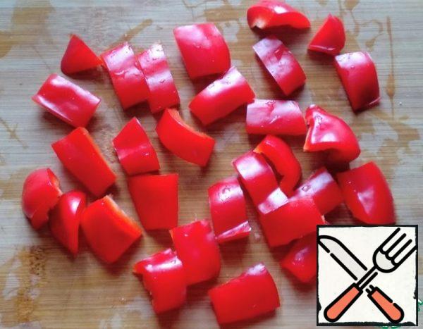 Wash the bell pepper and remove the seeds. Cut into rectangles.