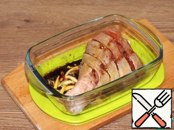 Put the drumstick in a bowl and pour the resulting marinade. Brush the incisions. Cover the dishes with a lid and put them in the refrigerator for 8-10 hours. I prepared the Shin in the evening. I turned it over twice and cooked it the next day.