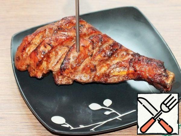 You can cook these shins in nature - on the grill, in the oven under the grill or in an electric grill. You can check the readiness of meat with a thermal probe.