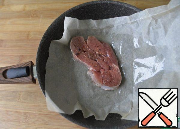 Next, I offer you an original method of cooking Turkey fillet. Perhaps, of course, you have already used it. RUB the fillet with oil and put it on a greased sheet of baking paper. Put the leaf with the fillet on a hot pan. The leaf should be larger than the diameter of the pan, so that the juice does not flow out during cooking.