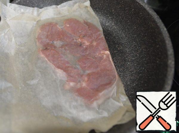 Cover the fillet with the second half of the paper, press lightly.