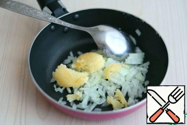 Cut the onion into small cubes. Add 1 tablespoon of melted butter to the pan.