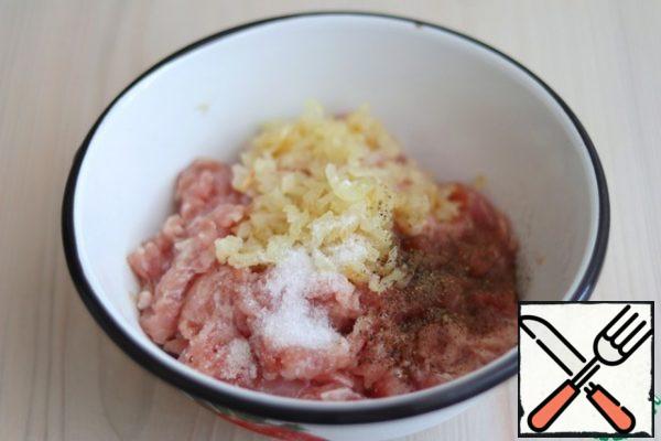Add salt and ground black pepper to the minced Turkey meat to taste, add the steamed onion. Mix the minced meat well.