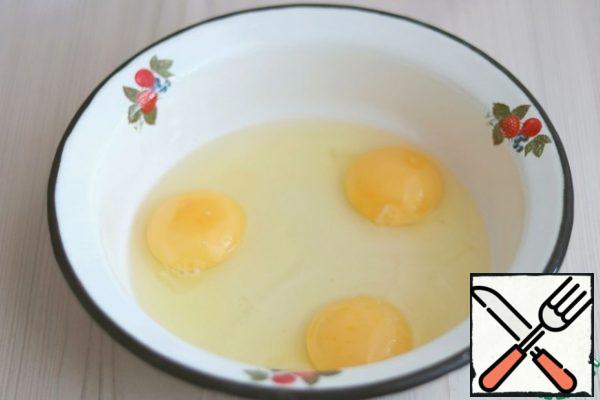 In a separate bowl, add the eggs (3 PCs.) Beat the eggs with a whisk and add a little salt.