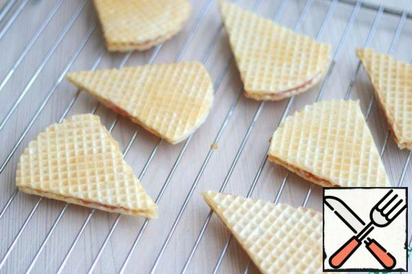 You can take waffle triangles with you to nature as a semi-finished product, placing them in lunch boxes, and then fry them on a barbecue grill. This method is less high-calorie, but no less delicious. I want to pay attention, and the first and second method of cooking waffle triangles requires egg batter!