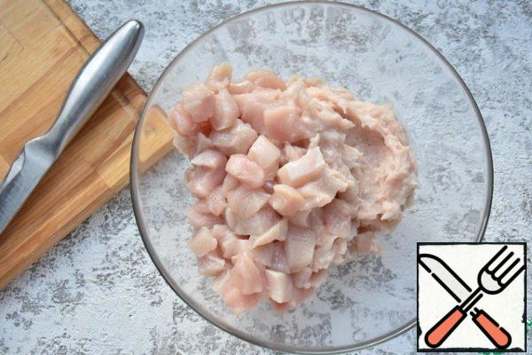 Combine the minced meat and sliced fillet. Pour in the water, add salt and knead the minced meat thoroughly so that all the moisture is absorbed into the minced meat. Leave the finished mixture in the refrigerator for five hours or overnight.