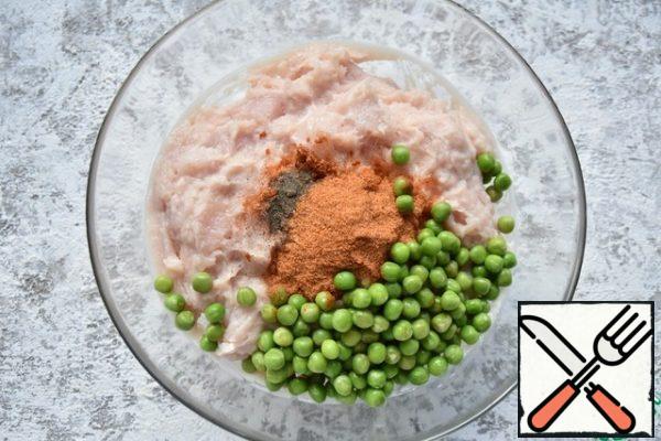 Add the mixture of spices, green peas, mix so that all the products are evenly distributed among themselves.