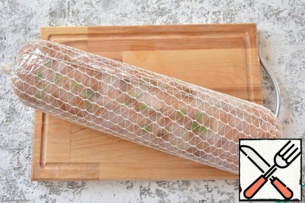 Fix the top with an elastic mesh. Secure the edges.
Preheat the oven to 90 degrees. Bake until the temperature inside the roll is 80-85 degrees (if there is a thermometer). This will take approximately 1.5 hours.
