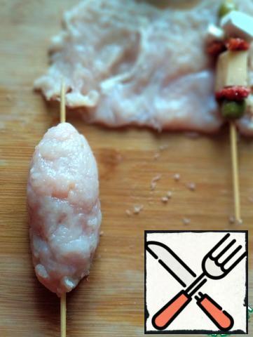 Wrap the skewer tightly with the beaten Turkey. Cooks on the grill on the grill until ready. You can also in the oven, preheated to 180 gr., 25-30 minutes.