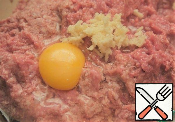 Take 300 - 400 grams of minced meat (I did a kilo of minced meat, half of them minced fried cutlets, it turned out delicious) for 400 grams of minced meat 2 cloves of garlic, 1 onion ( I rubbed on a fine grater because there is no meat grinder), 1 egg, salt (1 teaspoon per 1 kg) pepper