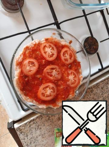 Put tomatoes cut into rings.