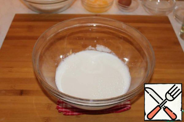 Add yeast and sugar to warm milk. Mix well.