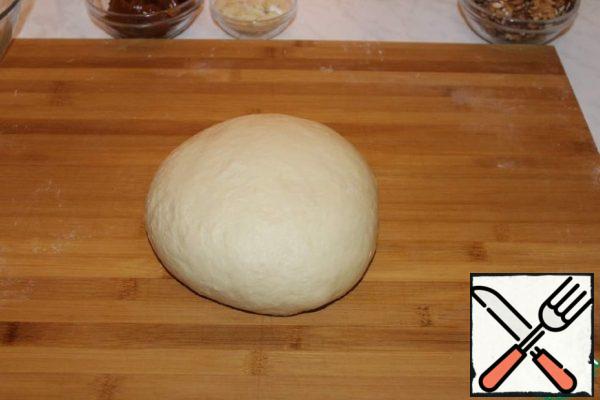 Knead a smooth dough. Cover with cling film and leave to rise for 1 hour.