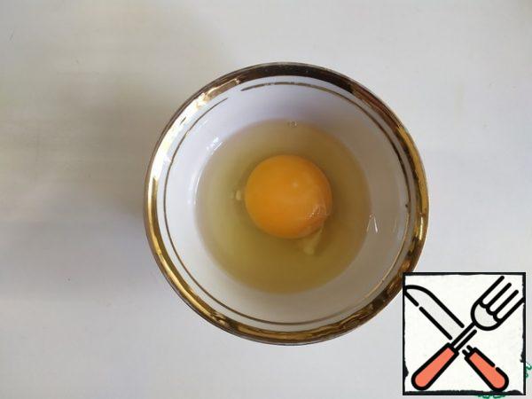 Prepare the egg. Next, take the egg in the left hand, and the Corolla in the right. Make a funnel in the pan and carefully pour the egg into the middle of it. Wait for 3 minutes and remove with a slotted spoon.
