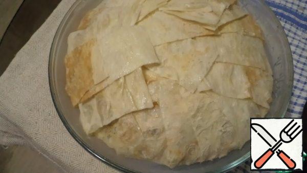 Cover the rice with the hanging parts of the pita bread, smearing lightly with water so that the petals do not fall off from each other. Top with a little butter.
