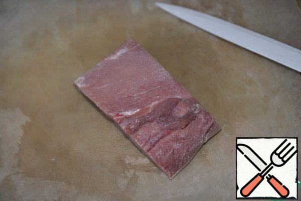 Take the Turkey thigh fillet, cut out portions about 2 cm thick and weighing 150 gr.