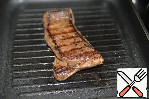 This fillet is better to cook on a picnic on the grill, on the grill. But in the absence of it, you can also use the grill pan at home. Grease the fillet with oil and put it on a hot grill pan or grill. We cook on both sides, the total time depends on the desired roasting, about 15 minutes.