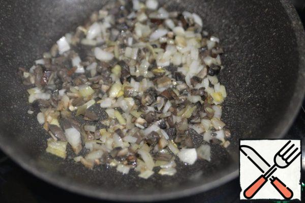 In vegetable oil, fry the mushrooms and onions until tender, they should be slightly browned.