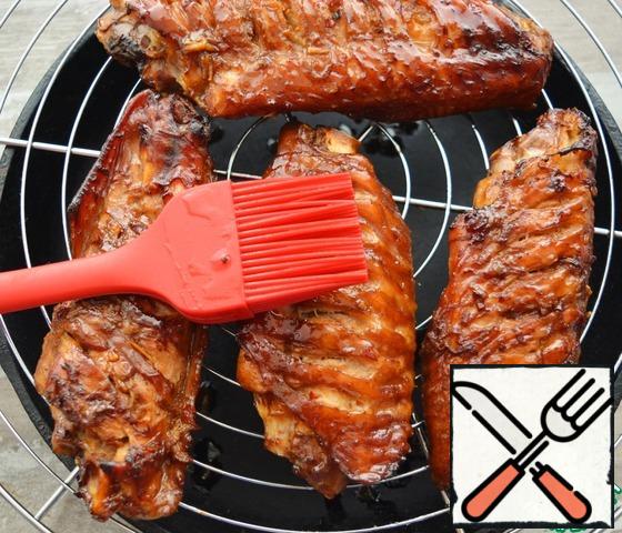 You can cook both on the grill on the grill or in the barbecue, and on the grill in the oven, substituting a baking sheet under the grill.
During cooking, try to lubricate the wings at least 4-5 times with the remaining marinade.If you cook on a grate on coals, try to keep the heat low. Because Turkey wings are prepared for quite a long time, because they have an impressive size.If you cook on the grill in the oven, I recommend cooking for 1 hour at t=150°C, and then raise the temperature to 200°C, turn on the top grill and brown the wings.