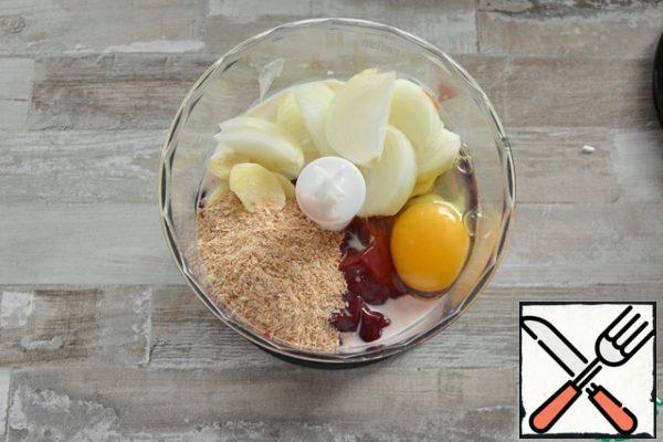 Place the Turkey liver, onion, and garlic, which are randomly sliced, in the blender bowl. Add the raw egg, bran, salt, spices and milk.

If you want a more savory taste, replace the milk with white wine.