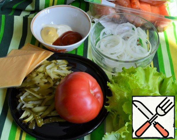 Cook the vegetables, wash them, and slice them. Marinate onion rings in vinegar. Mix mayonnaise mustard mayonnaise and tomato sauce.