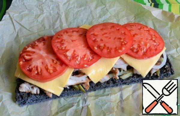 Then slices of cheese and thin rings of tomato.
Place this structure for 5 minutes on the grill or under the grill, reheat.